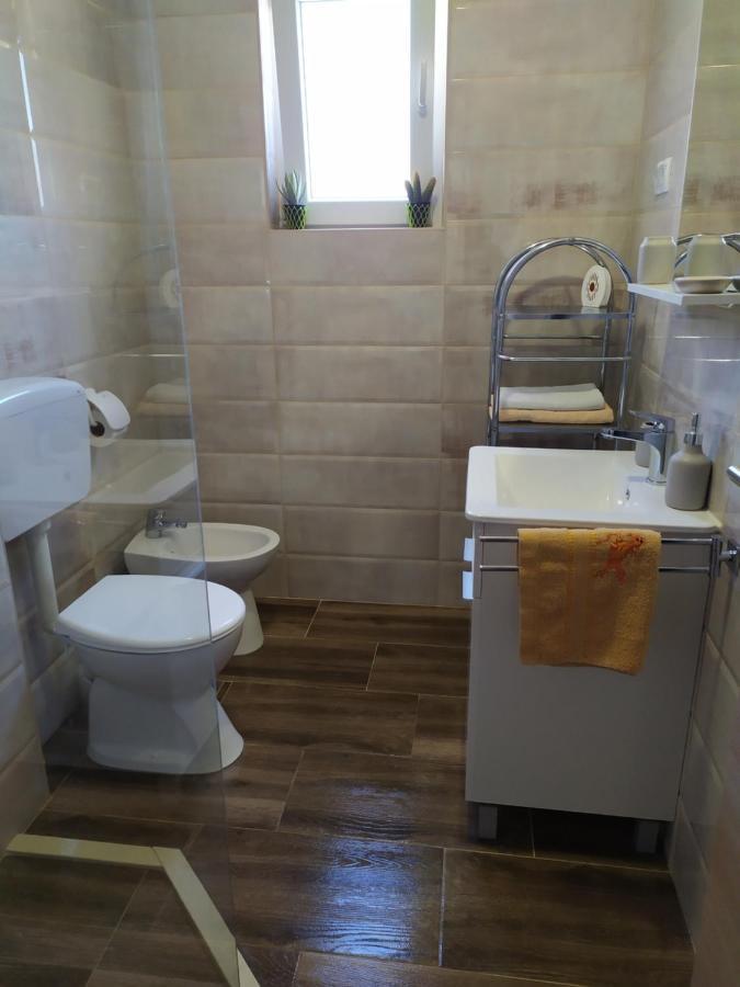 Apartmani Mira Nin Buitenkant foto