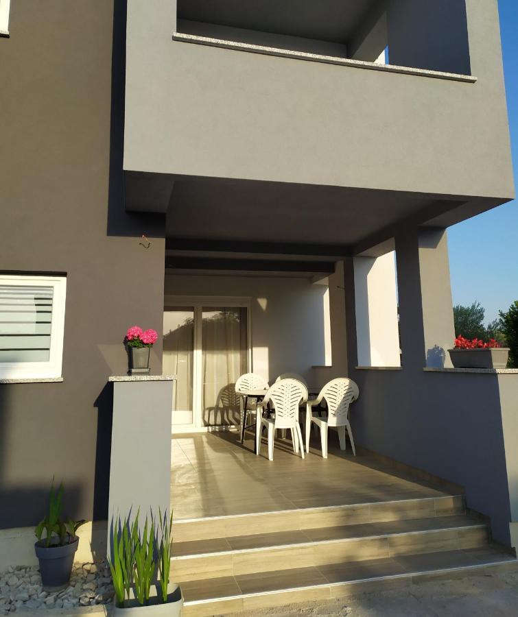Apartmani Mira Nin Buitenkant foto