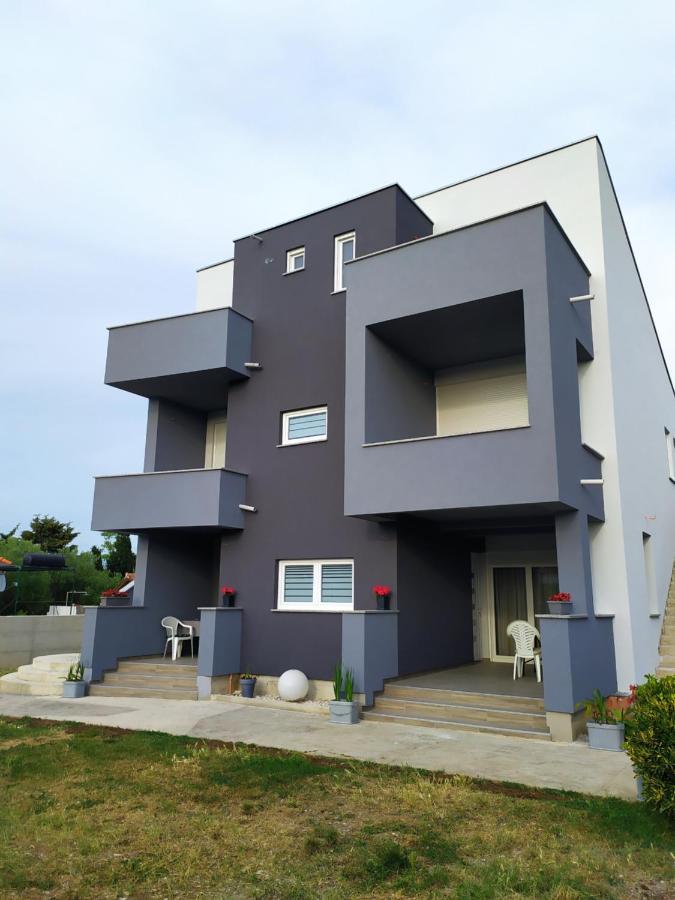 Apartmani Mira Nin Buitenkant foto