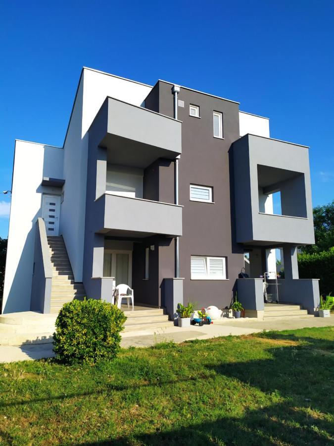 Apartmani Mira Nin Buitenkant foto